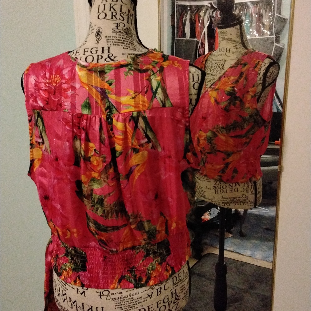 Women's pink floral top by cupcakes and cashmere size M NWT - Picture 4 of 4